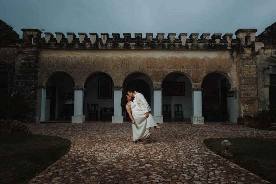 Mariana y Rodrigo juntos en el patio de una hacienda