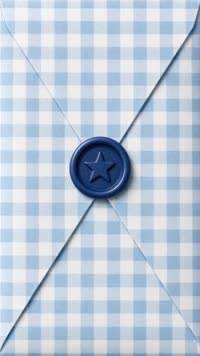 Sobre Cuadritos azules: Sello azul marino con estrella; sale confeti azul y amarillo.