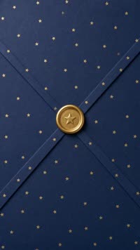Sobre Noche de estrellas: Sello dorado con estrella; un remolino de estrellas doradas.