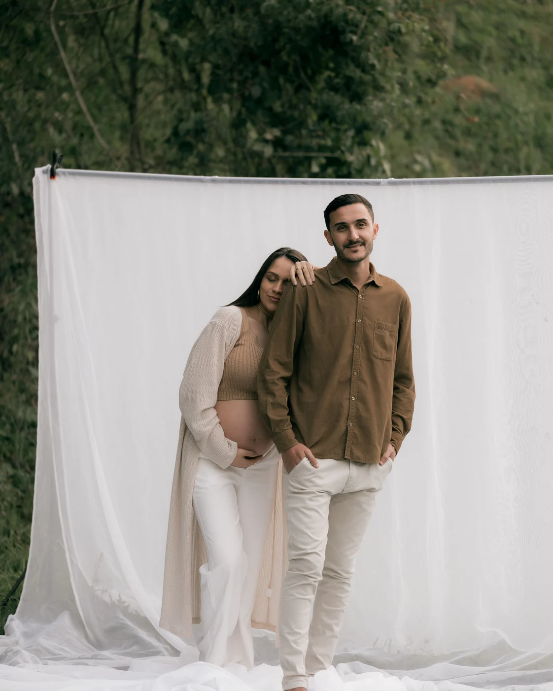 Una pareja durante una sesión de maternidad