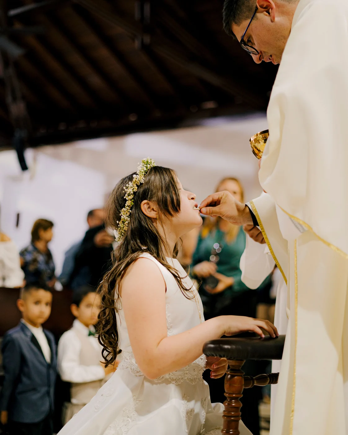 Una niña recibe la primera comunión durante una ceremonia