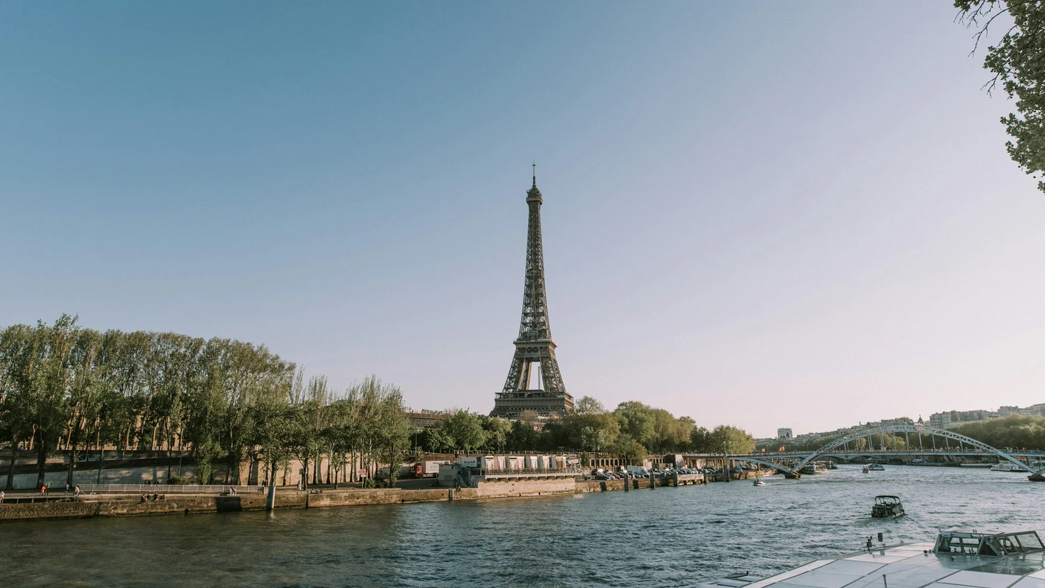 París y la Torre Eiffel vistos desde el Sena